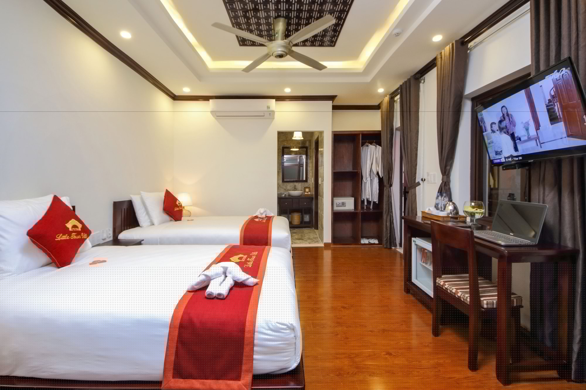 DELUXE, TWIN BEDS, POOL VIEW