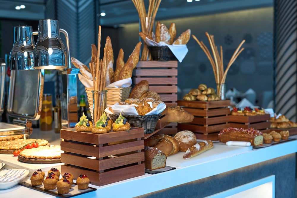 Hotel Holiday International Sharjah photo2