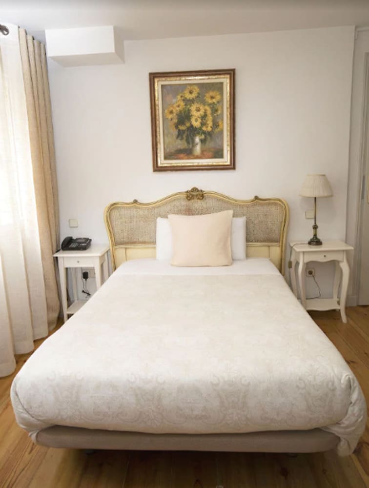 INTERIOR, SINGLE