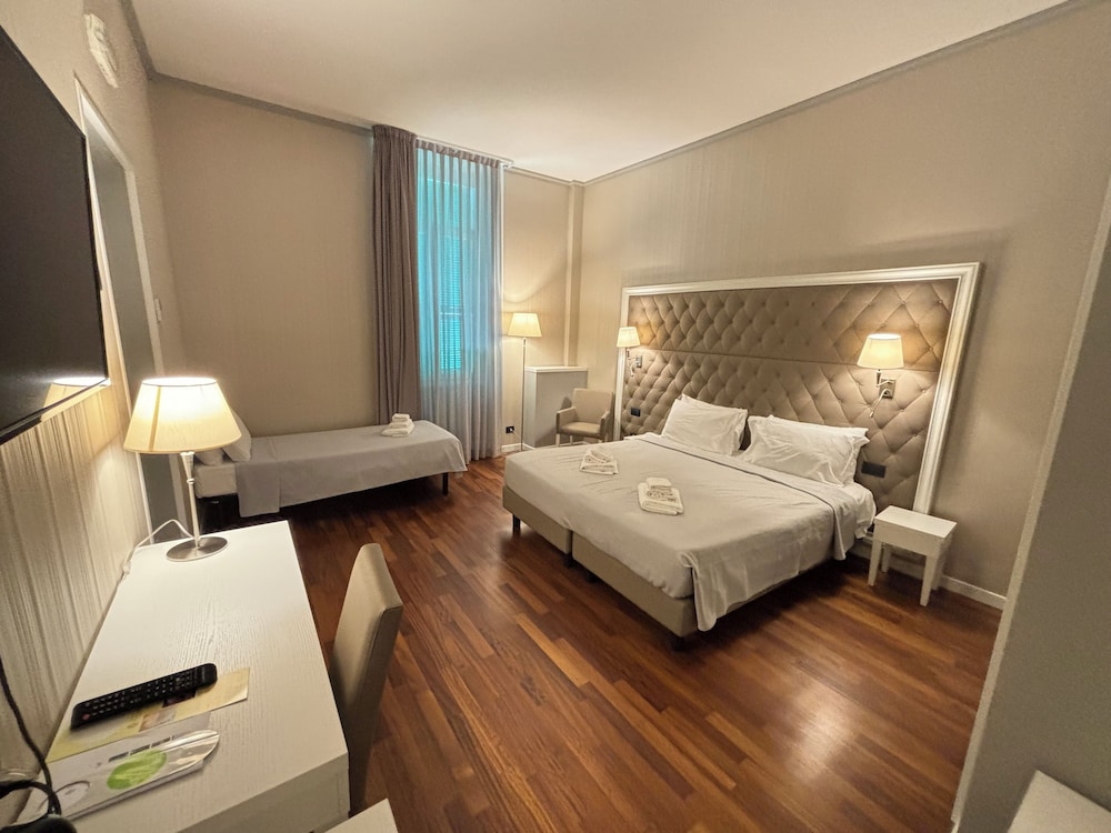 ROOM, TRIPLE