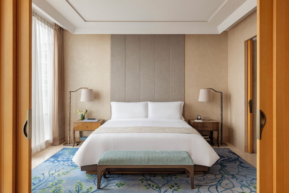 RAFFLES, KING BED, SMOKING