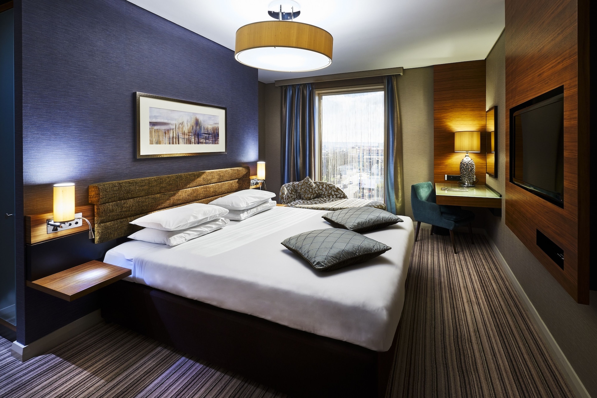 EXECUTIVE, KING BED