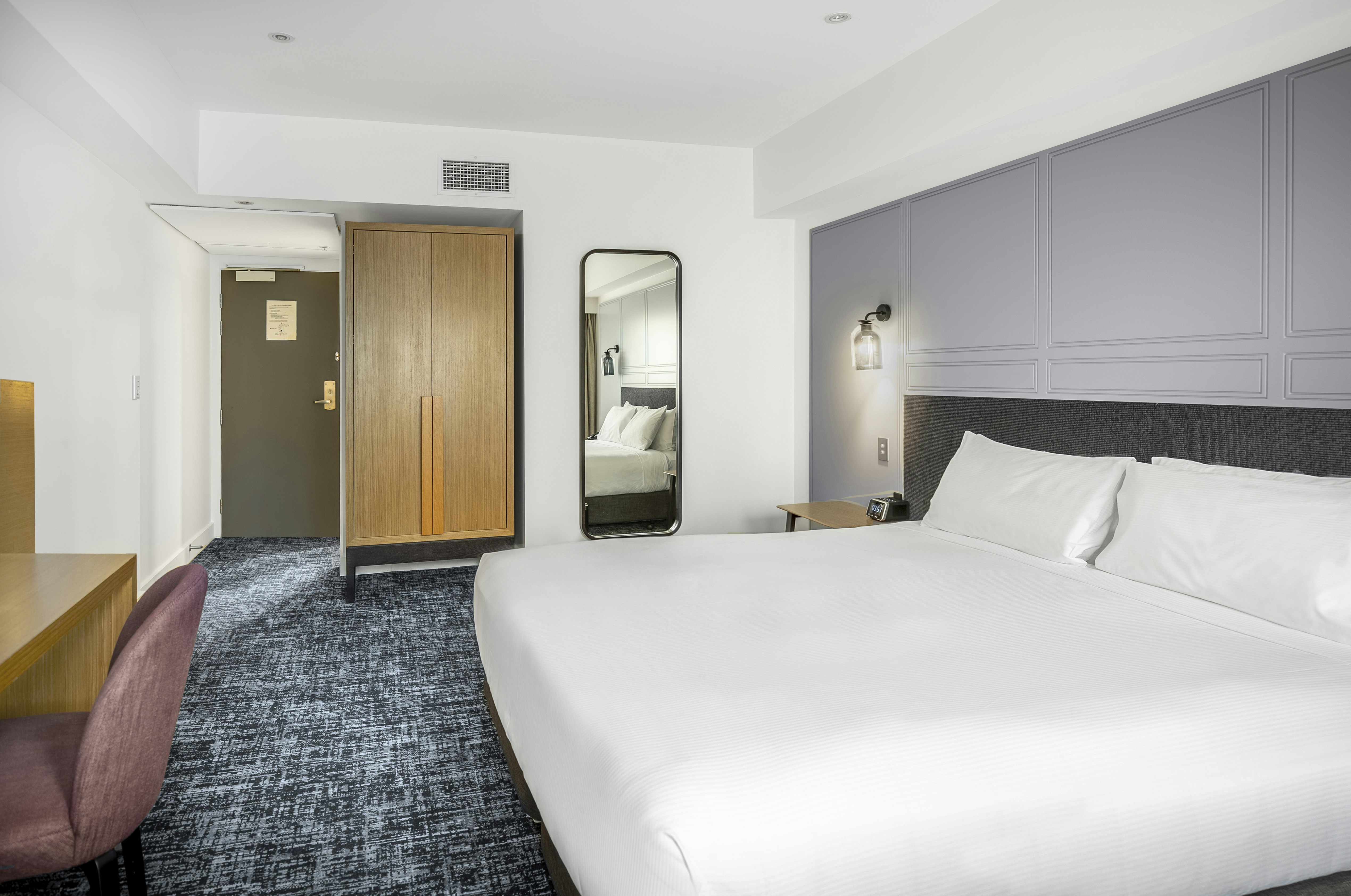GUEST ROOM, KING BED