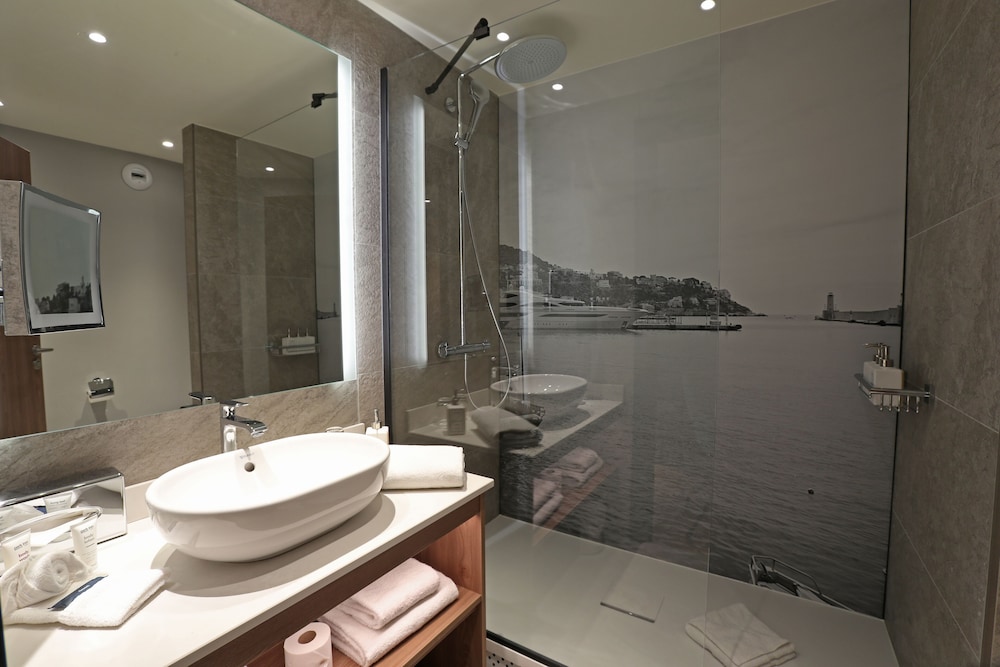 radisson hotel nice airport 34/82