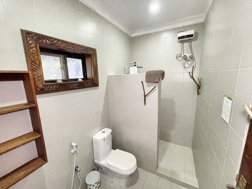 COMFORT, QUEEN BED, PARTIAL OCEAN VIEW, GARDEN AREA