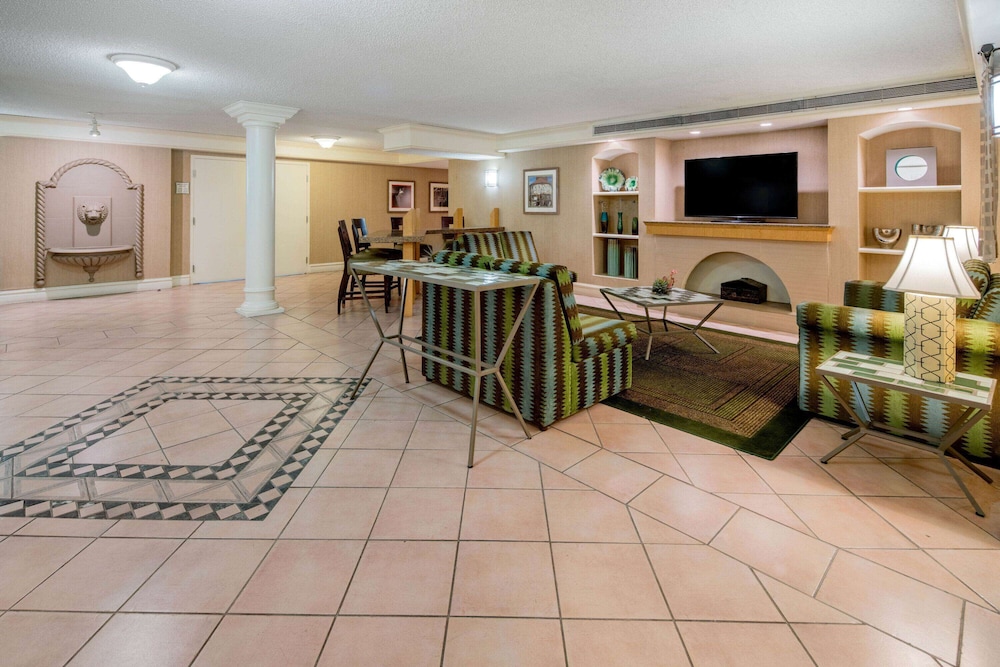 La Quinta Inn & Suites by Wyndham Irvine Spectrum 13/49