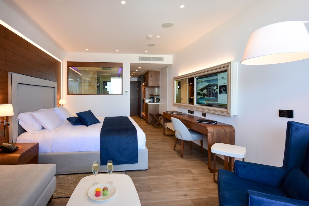 Junior Suite, Deluxe, King Bed, Sea Front, Sea View, Sofa, Private Pool