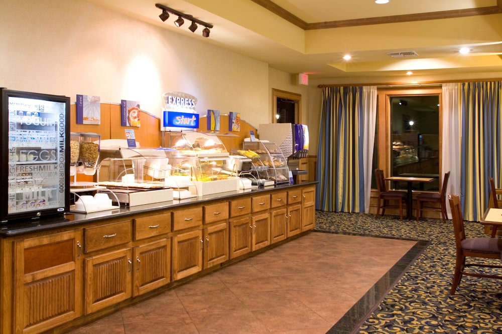 Holiday Inn Express Hotel And Suites Jourdanton Pleasanton 10/58