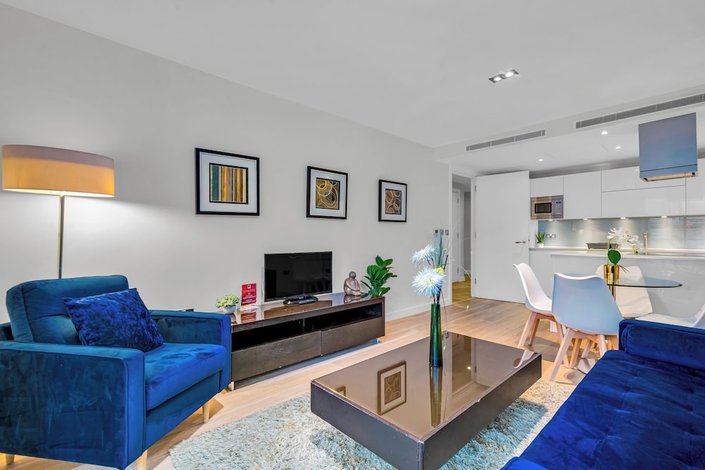 Avant Garde Apartments By Squa.Re 21/43