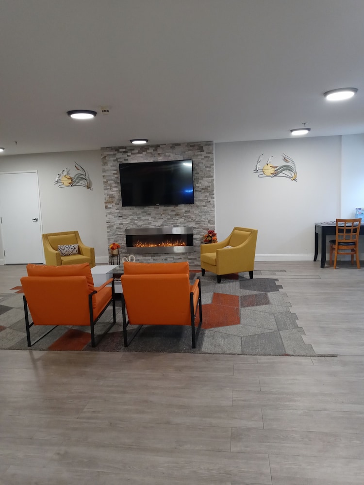 Clarion Pointe Evansville North 27/35