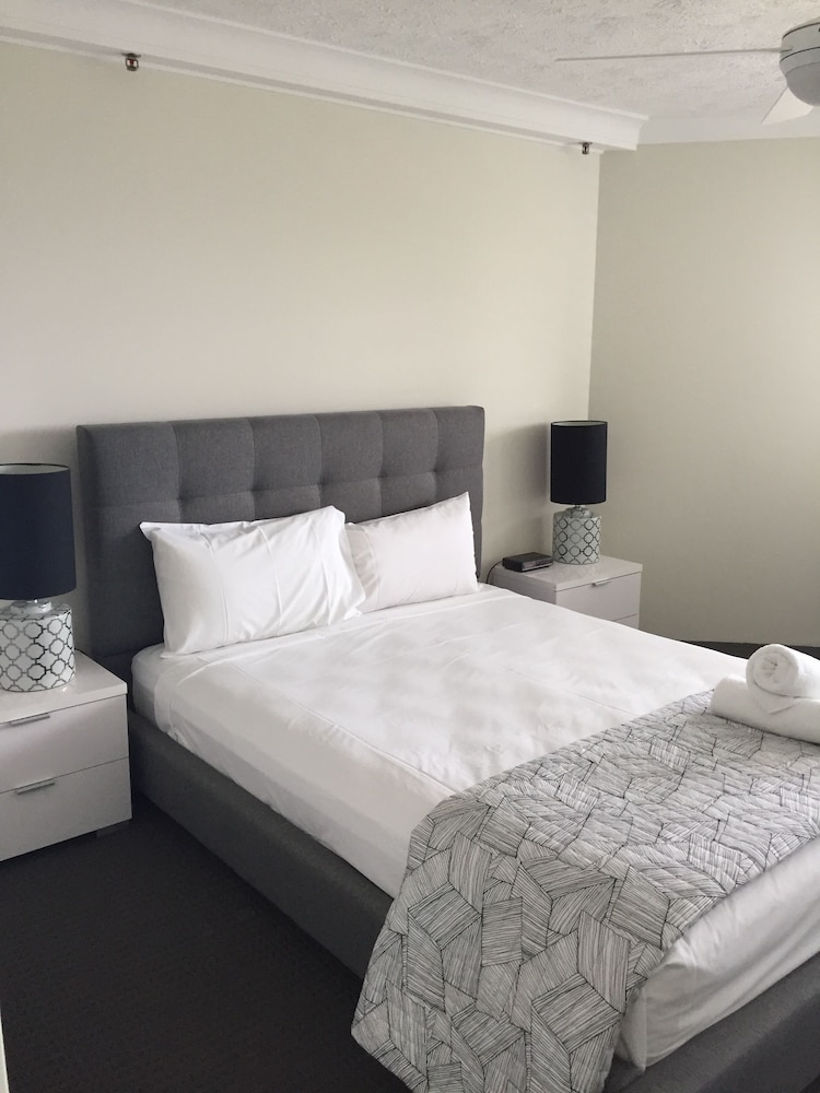 Surfers Century Oceanside Apartments 9/50
