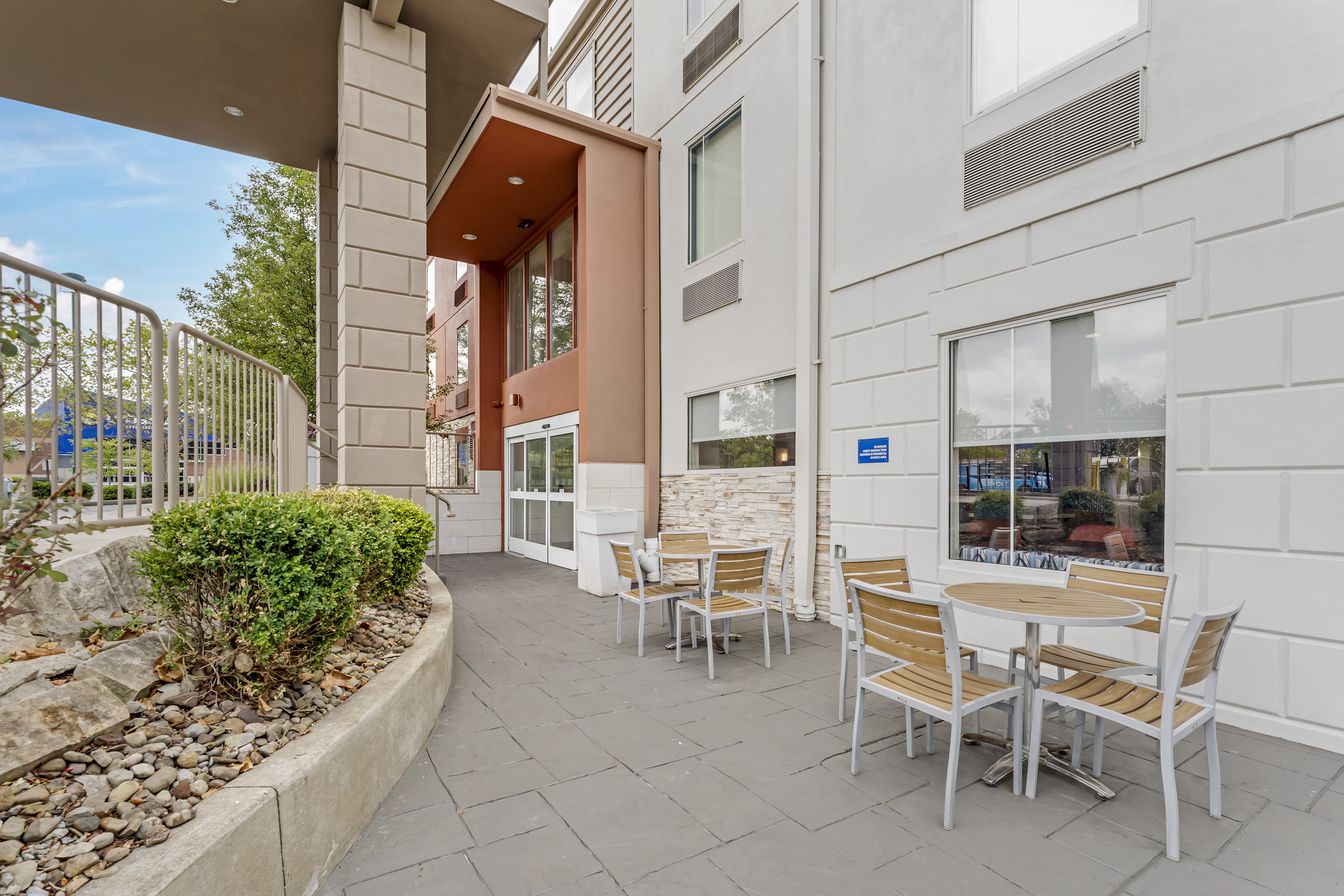 Holiday Inn Express Pittsburgh E - Waterfront Dr 26/42