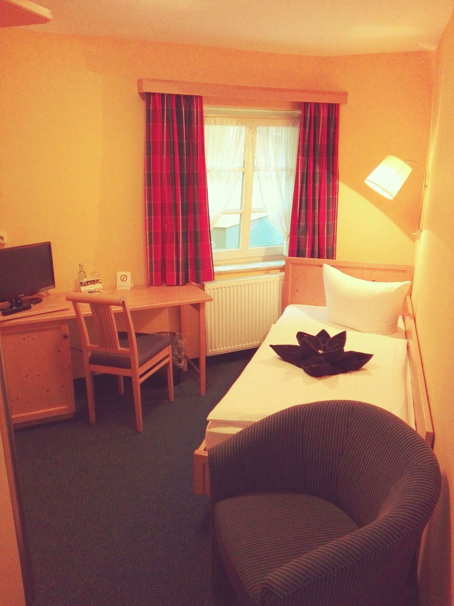 ROOM, SINGLE