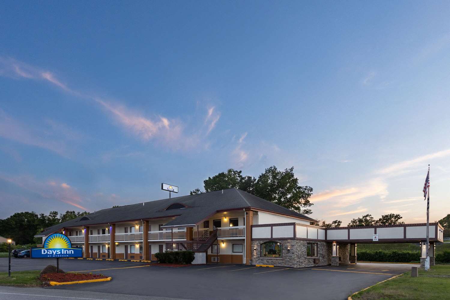 Days Inn by Wyndham Queensbury/Lake George 4/38