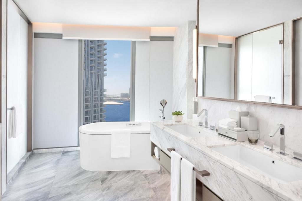 Premium 3B with Skyline View in Address Harbor Point 39/41