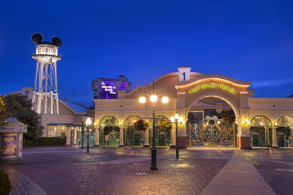 Disney S Hotel Cheyenne 3/46