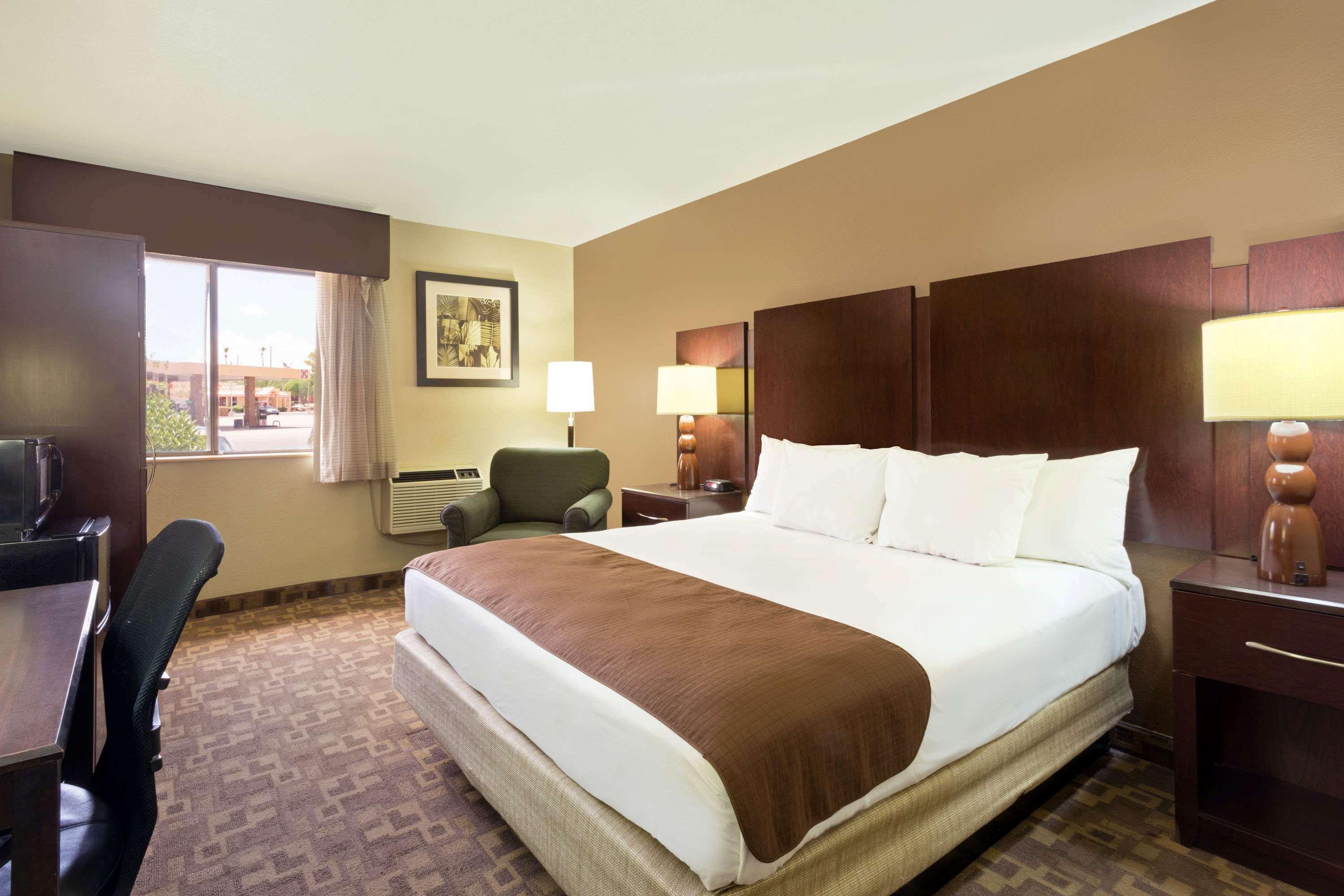 ROOM, KING BED