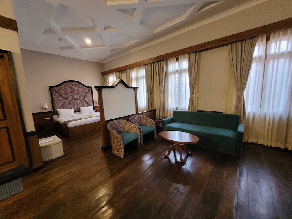 Orsino Resort Mall Road 33/46