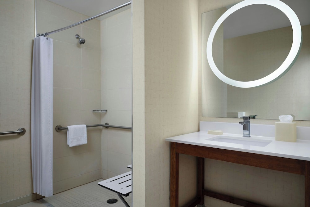 جناح بسرير كينج مع أريكة لذوي الإعاقة، Springhill Suites By Marriott At Anaheim Resort Area Convention Center 2/4