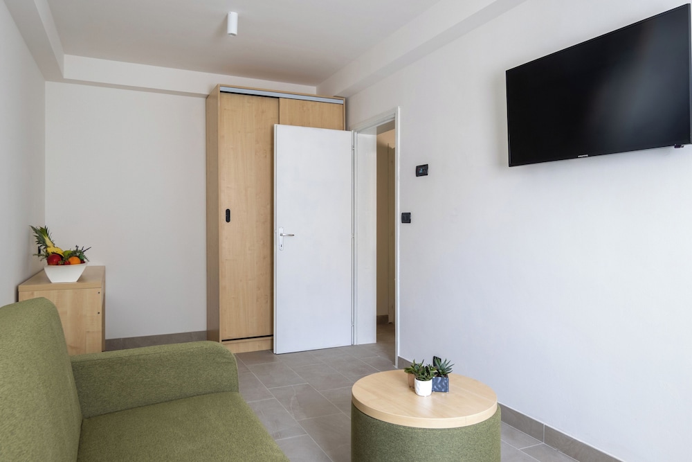 DELFIN HOTEL 1/22