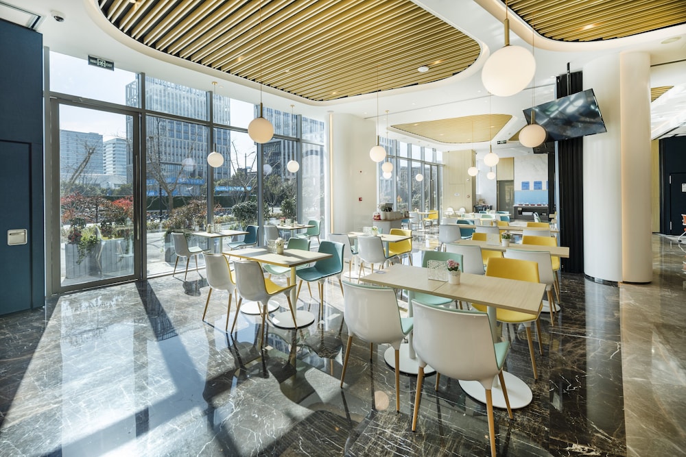 Holiday Inn Express Shanghai Pudong Zhangjiang 48/66
