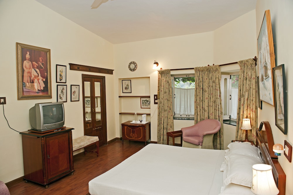 كوخ بسرير كوين، WelcomHeritage Connaught House 5/10