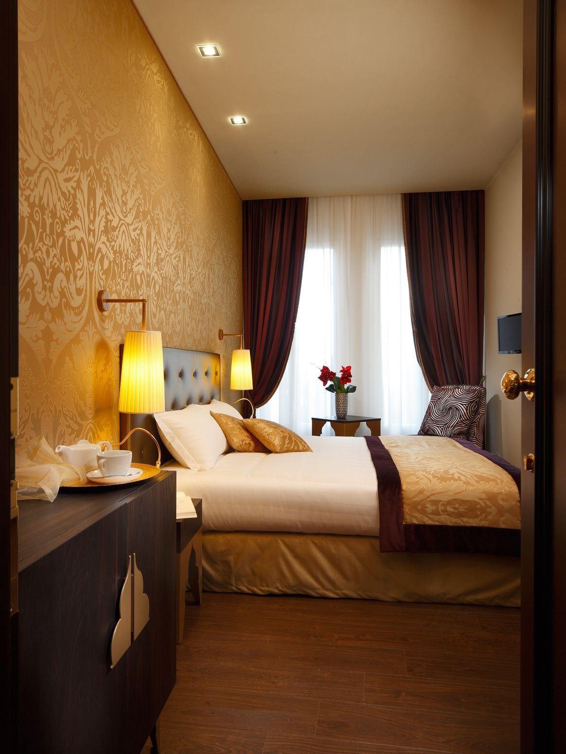 DELUXE, DOUBLE OR TWIN BED