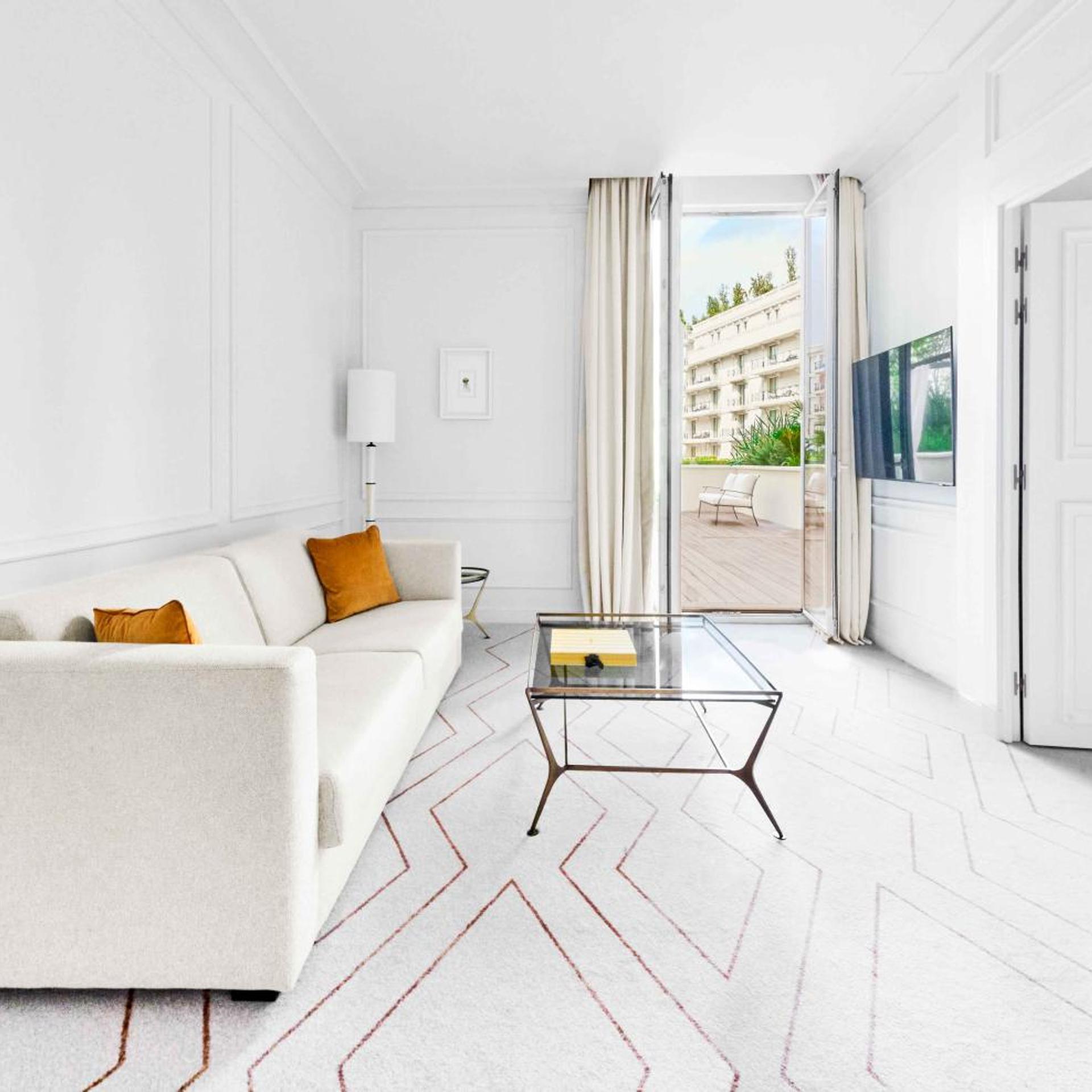 جناح بسرير كينج بإطلالة على الحديقة بشرفة بغرفة نوم واحدة، Carlton Cannes, a Regent Hotel 2/3