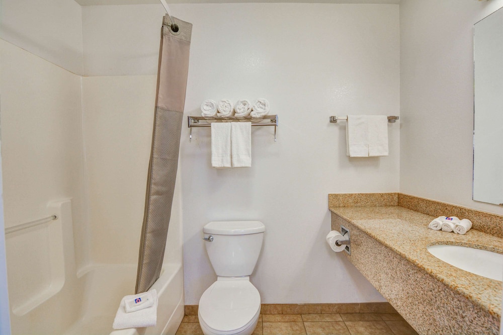 غرفة قياسية بسرير كوين لذوي الإعاقة، Studio6 Opelika, AL - Auburn Al 3/4