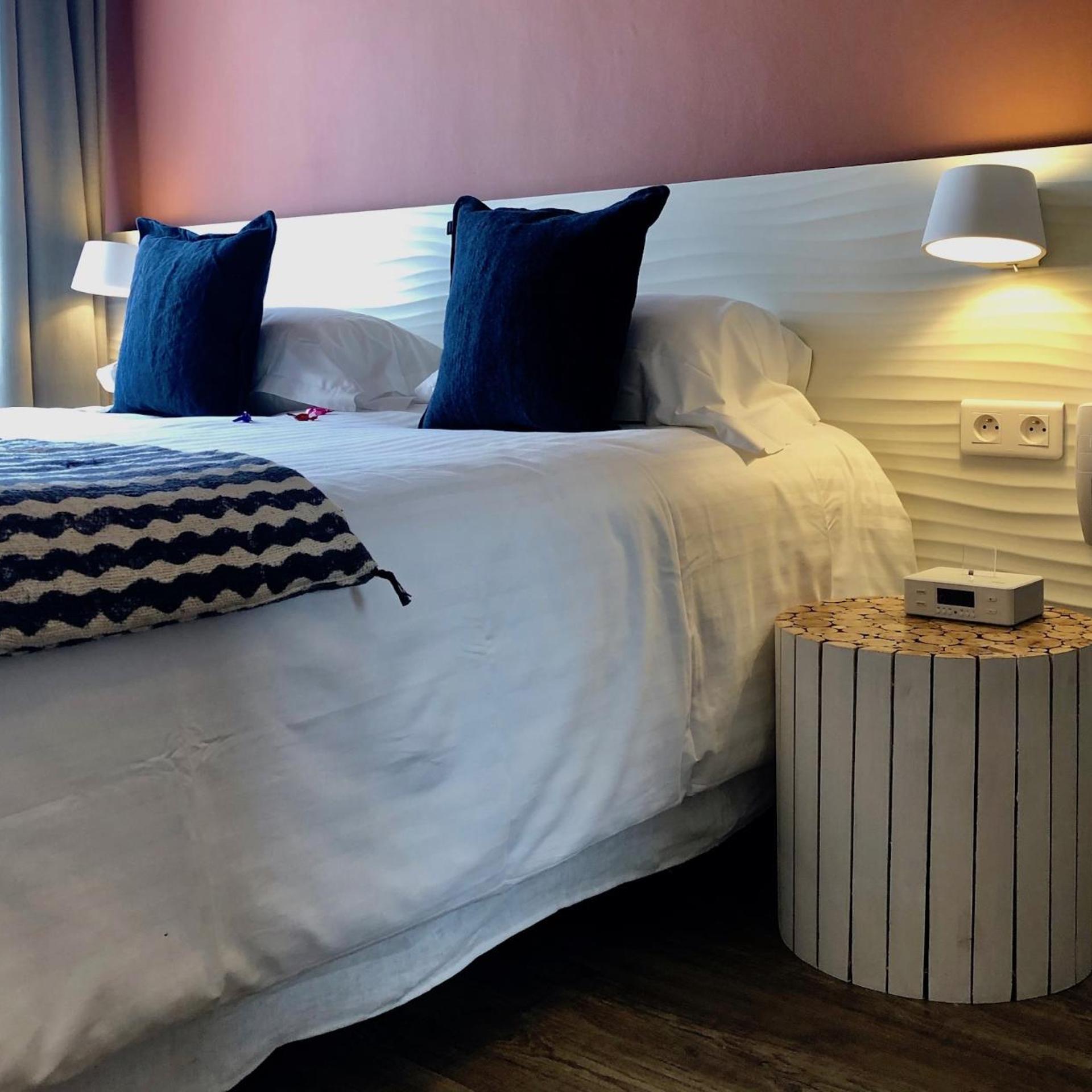 غرفة بسرير مزدوج بشرفة بإطلالة جزئية على البحر، Boutique Hotel and Spa la Villa Cap Ferrat 3/6