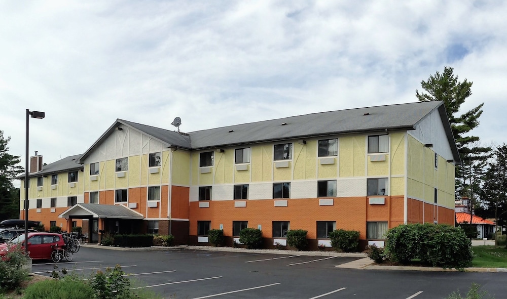 Days Inn Suites By Wyndham Traverse City 2/50