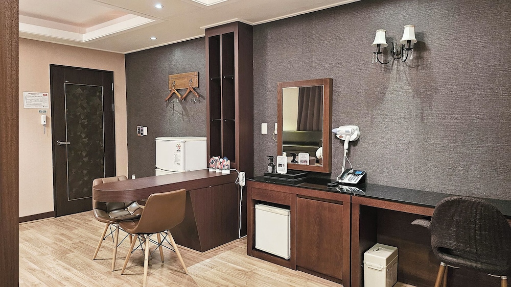 Jeonju Pungnam Family Hotel 50/50