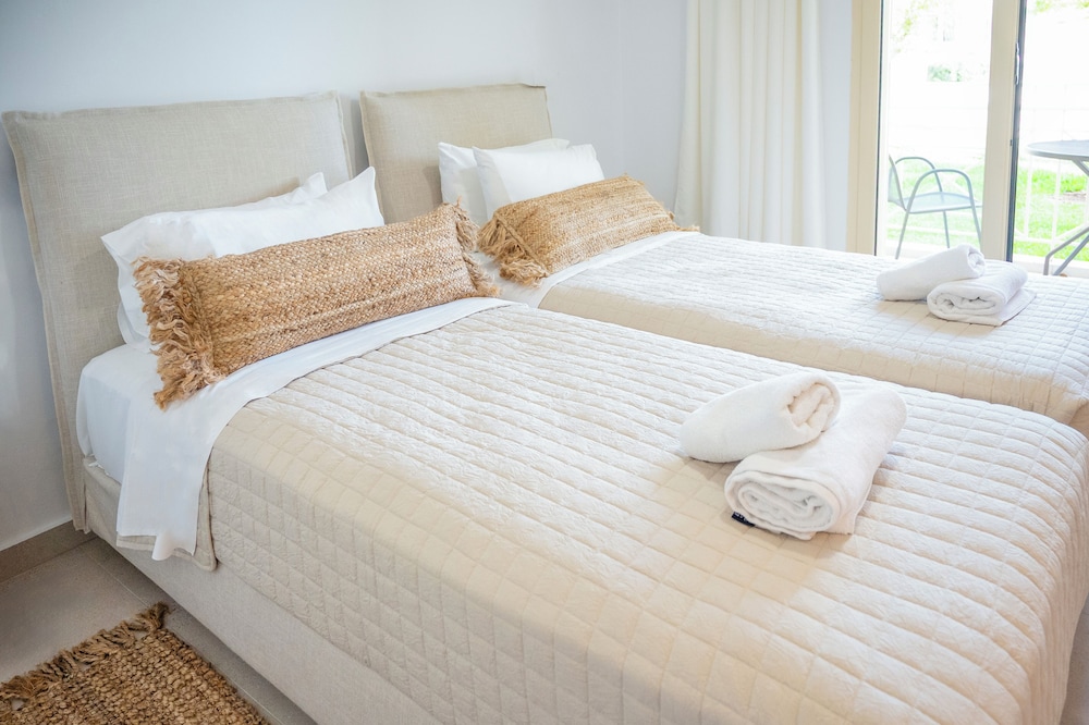 DELUXE, DOUBLE OR TWIN BED, POOL VIEW
