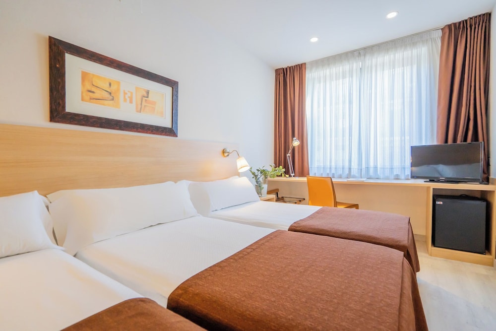 Glories Hotel 33/66
