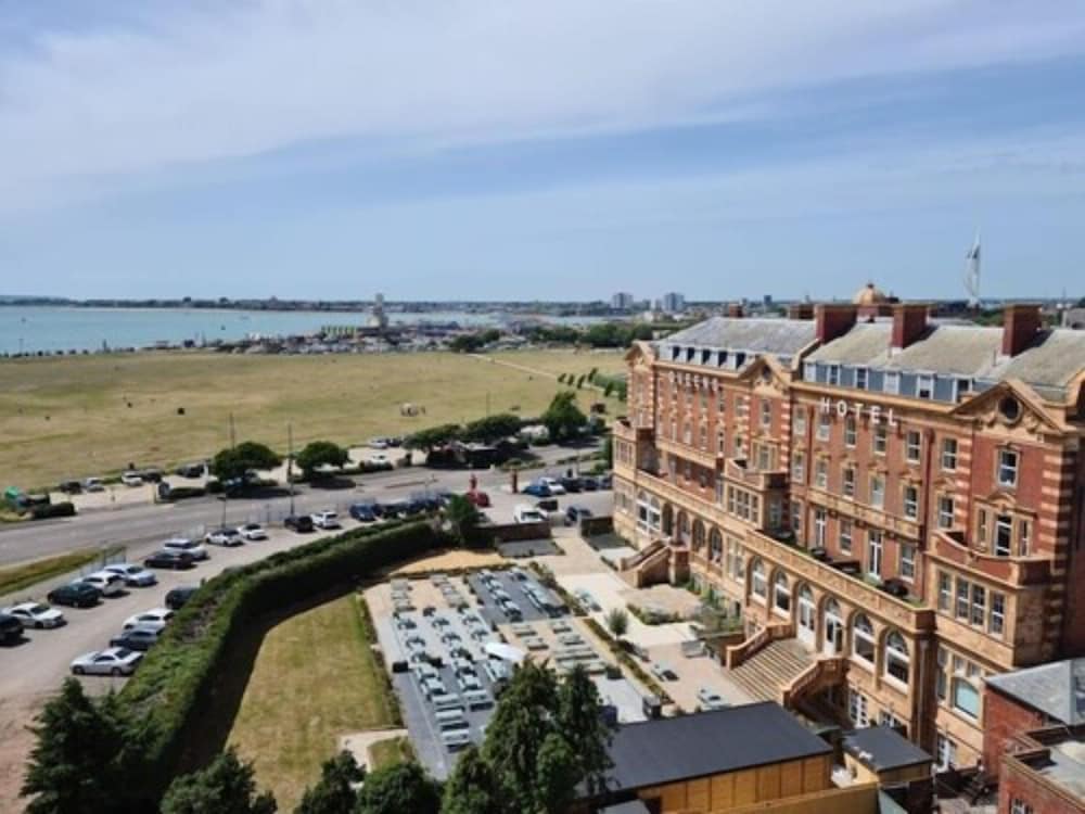 Queens Hotel Portsmouth 4/76