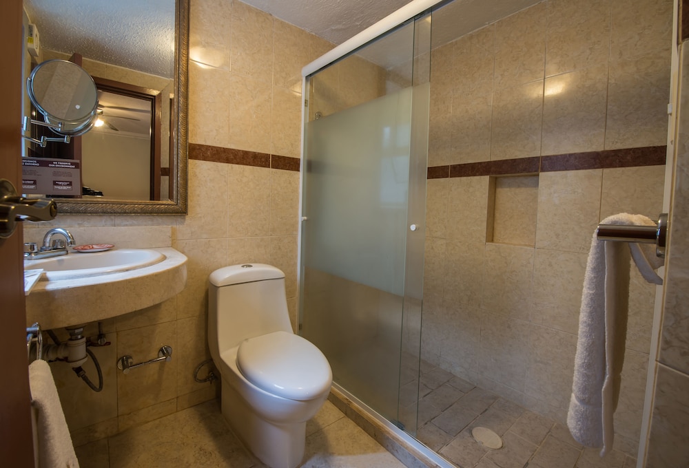 DEL MARQUES HOTEL AND SUITES 51/53