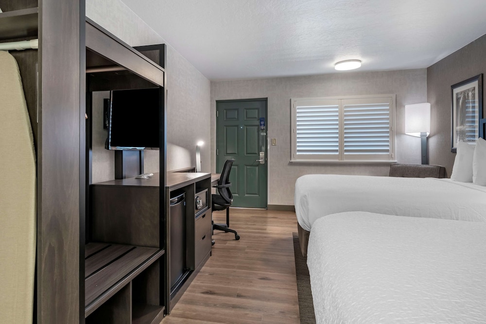 Best Western Plus Hilltop Inn 24/52