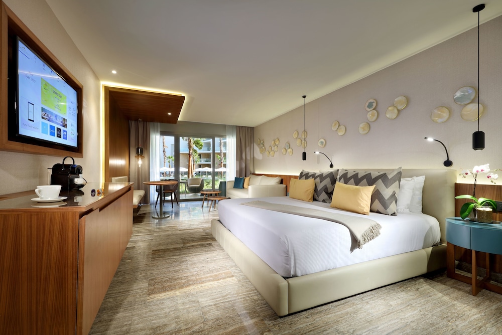 Junior Suite, Single, 2 Queen Beds, Pool Side, Sofa