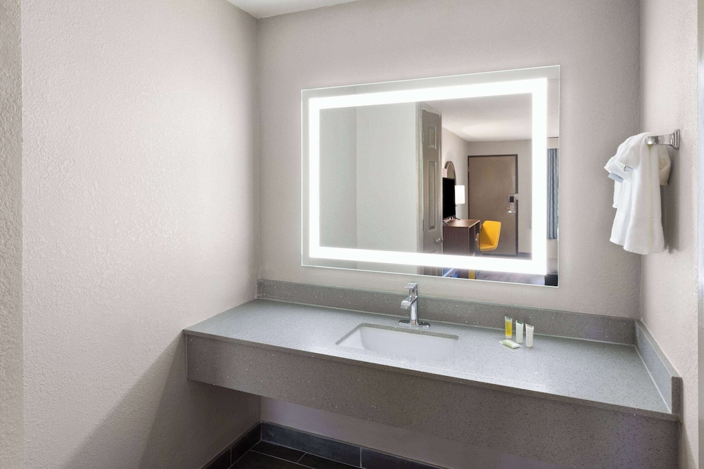 Days Inn & Suites By Wyndham Vicksburg 31/33