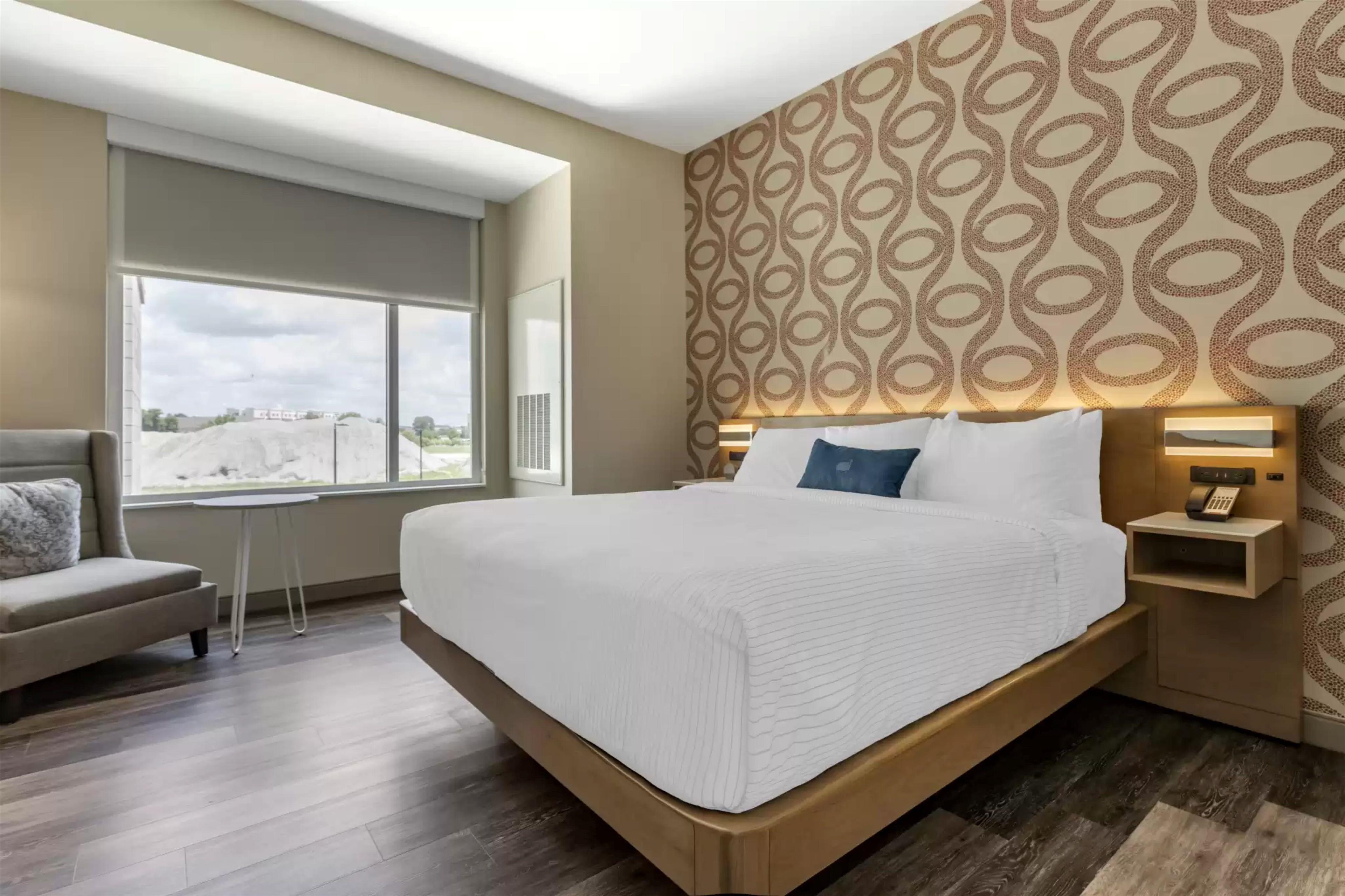 2 ROOMS, SUITE, KING BED