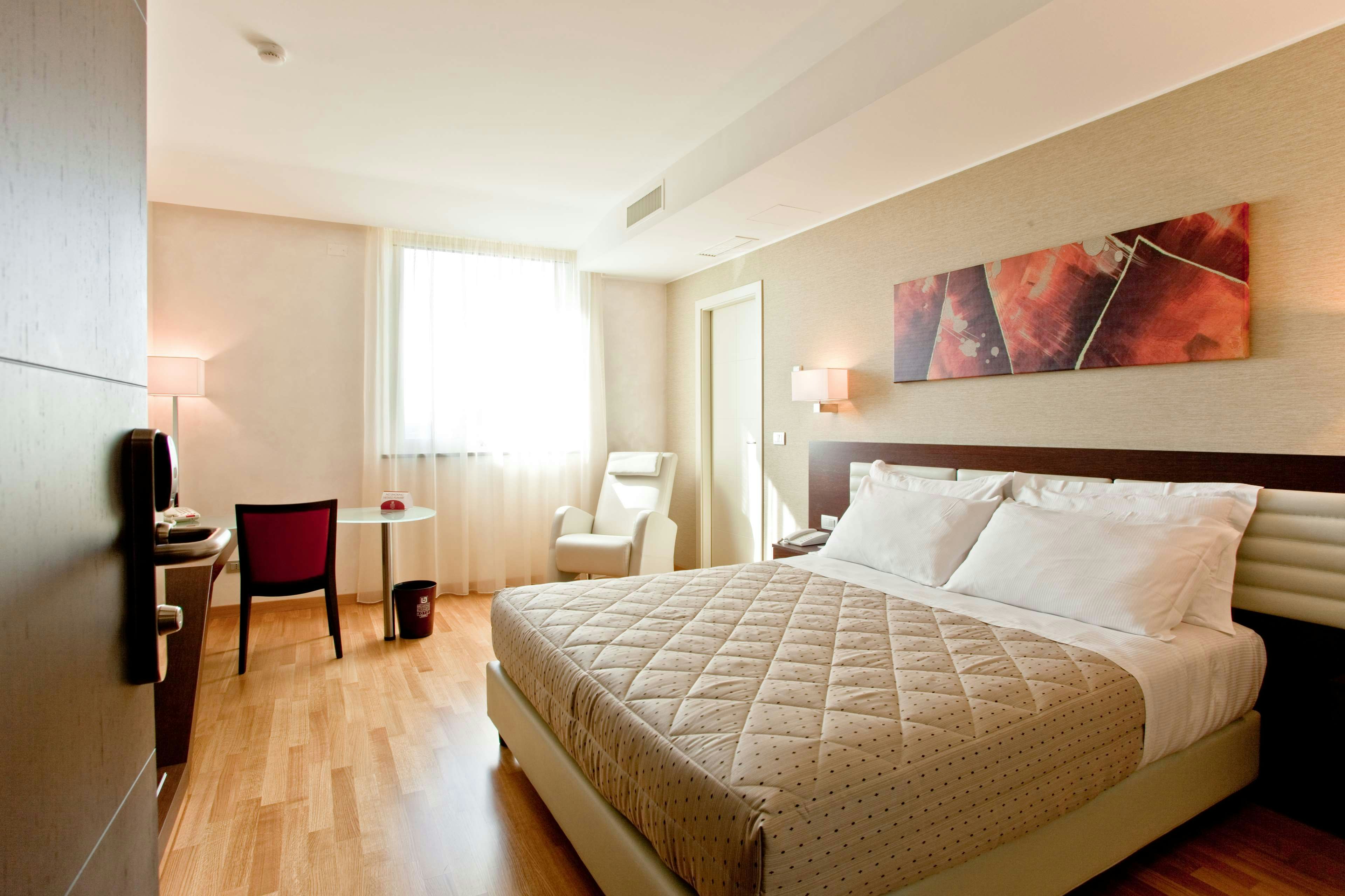 BREAKING BUSINESS HOTEL 5/17