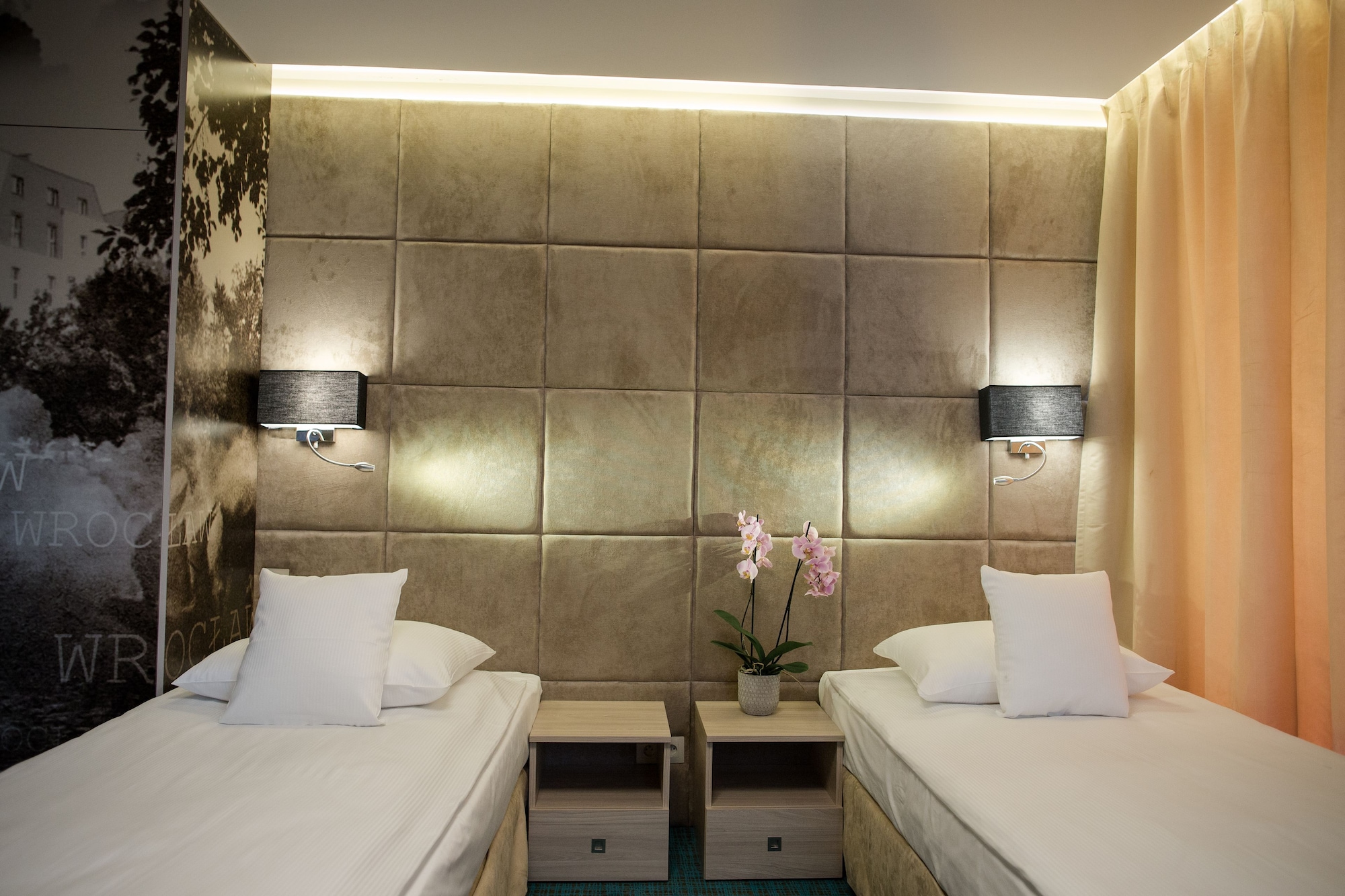 ROOM, TWIN BEDS