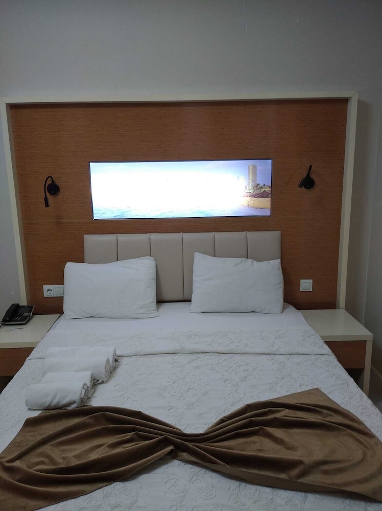 DE MAISON AIRPORT HOTEL 12/63