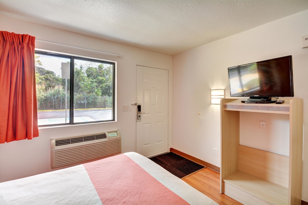 Motel6 Southington, CT - Hartford 36/43