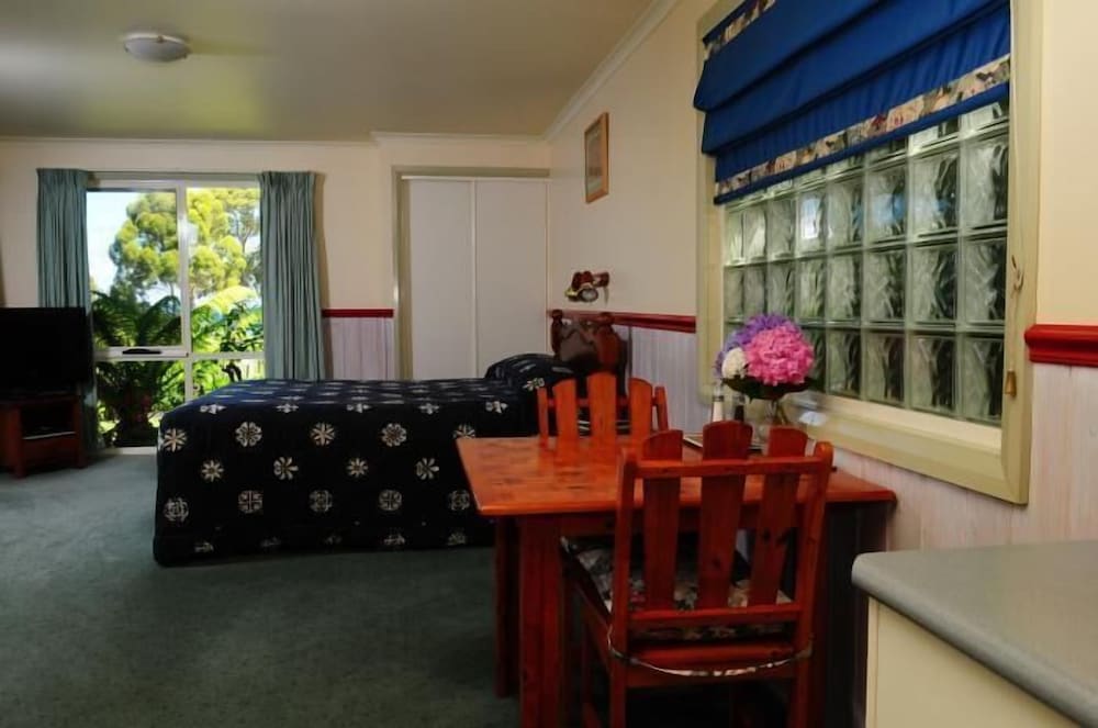 THE CRAYS ACCOMMODATION 19/46