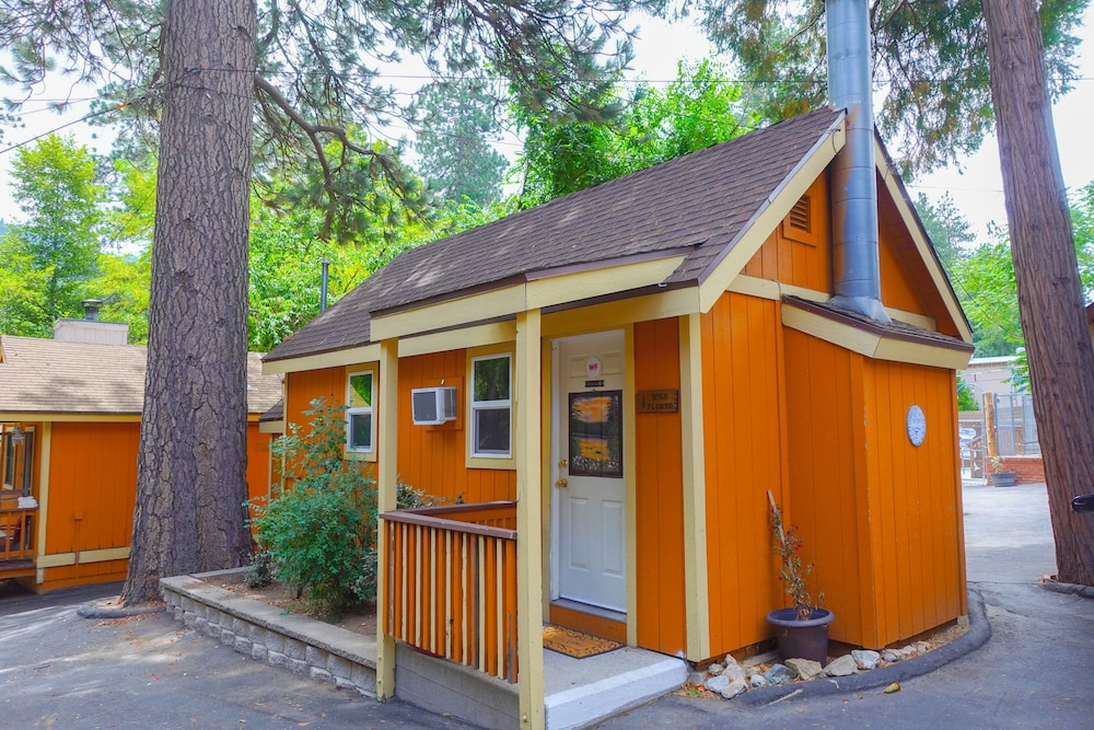 Sleepy Hollow Cabins and Hotel 5/50