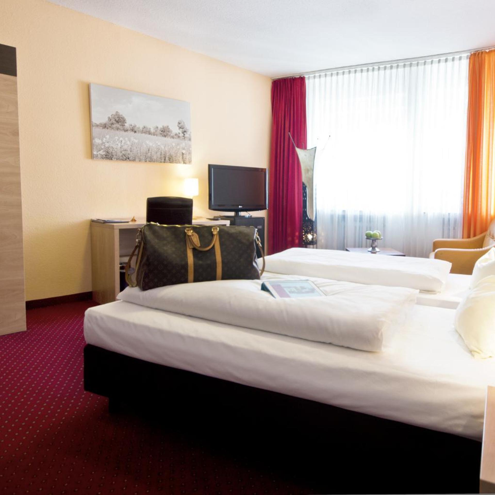 ROOM, DOUBLE BED