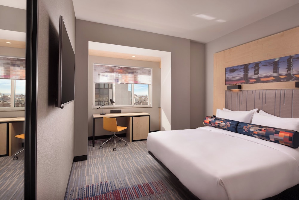 Aloft, Queen Bed, City View