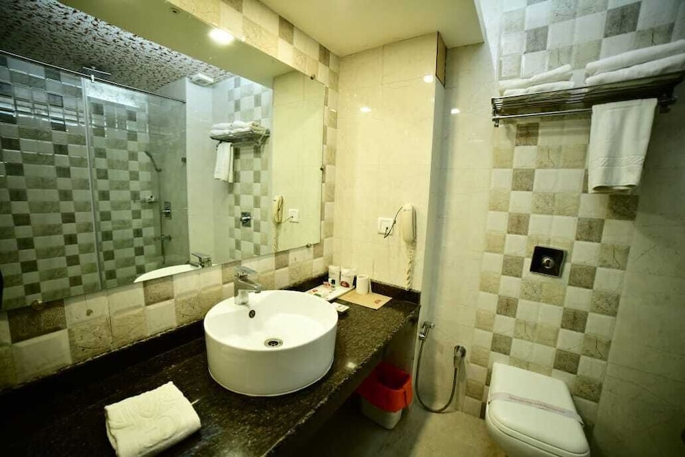 GRAND CONTINENTAL HOTEL 50/51