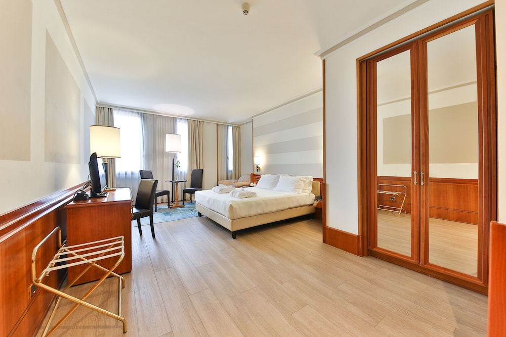 DELUXE, SINGLE, KING BED
